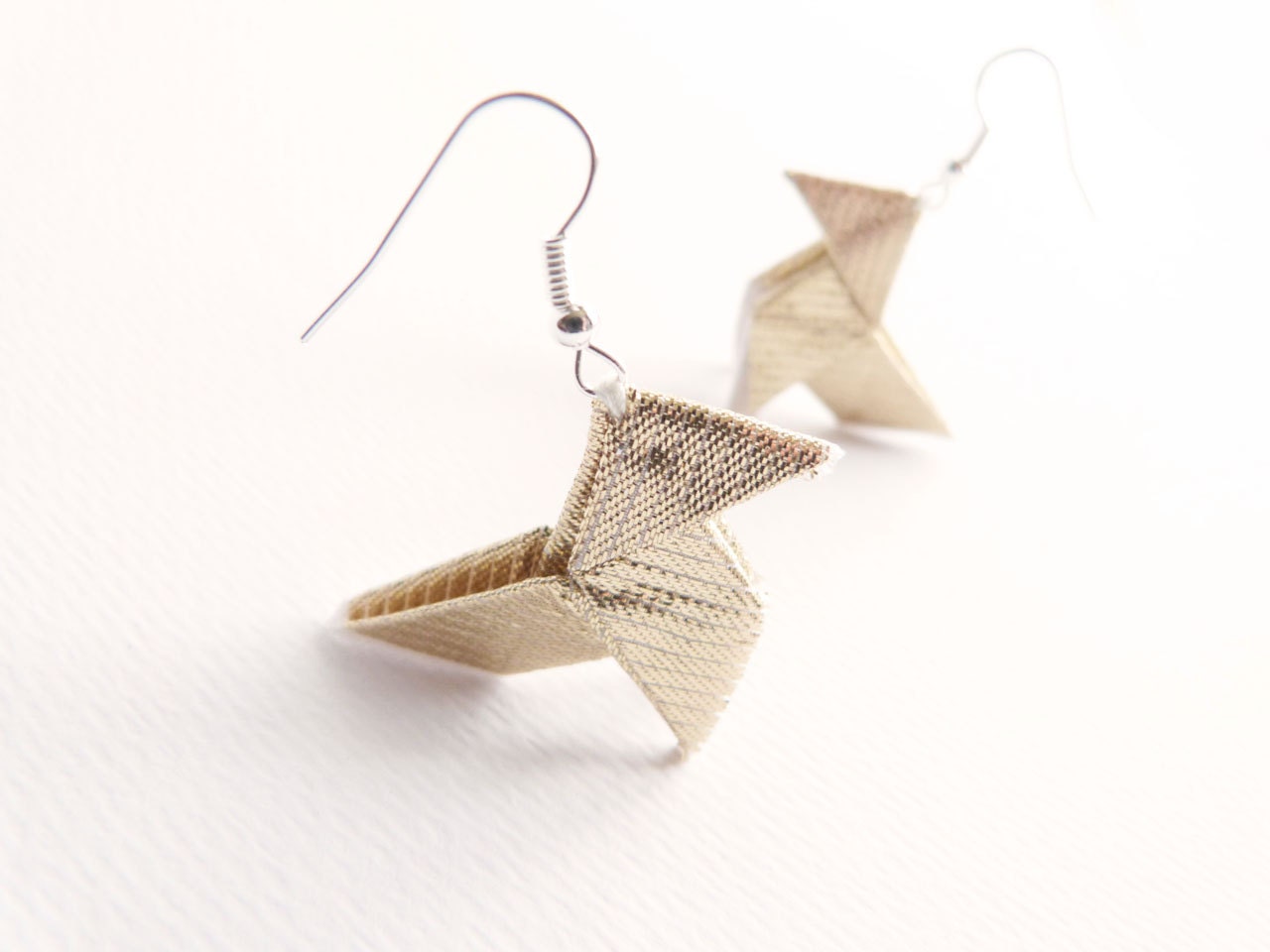 Hen origami earrings golden lamé OOAK by Jye, Hand-made in France