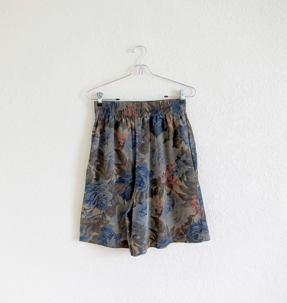 vtg 90's HIGH WAIST muted ROSE print tourist shorts