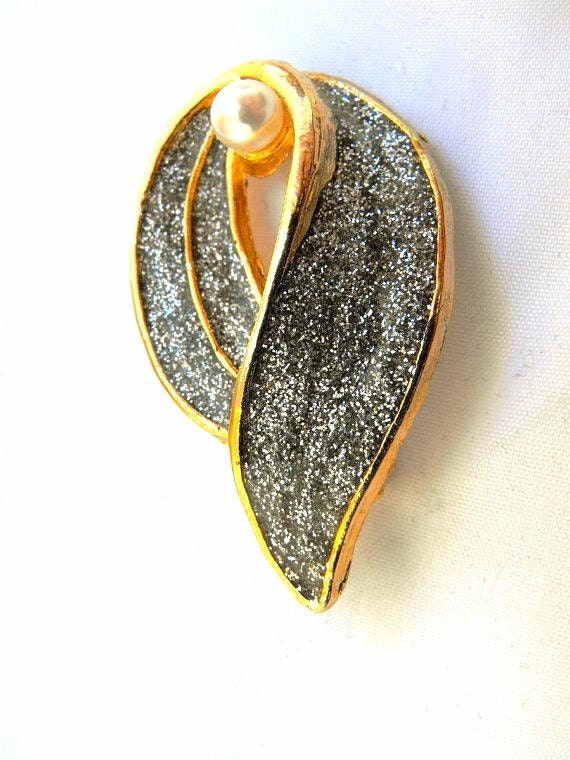 Diamond Dust Ribbon Brooch w White Pearl