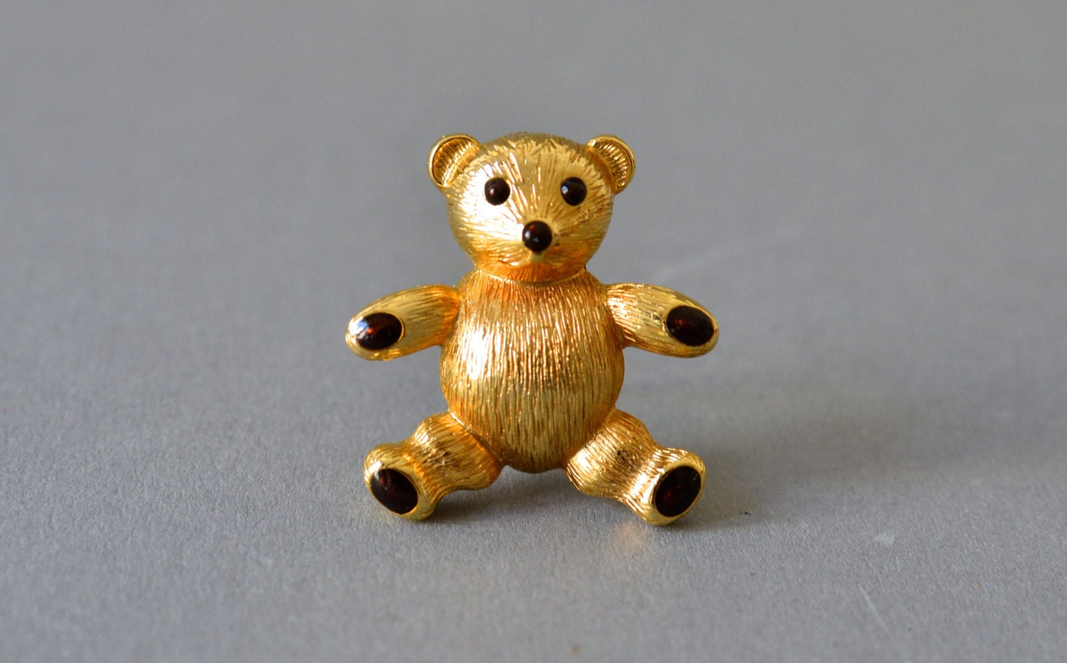 Vintage brooch teddy bear jewelry animal quirky fashion costume jewelry women 70s gift statement dead stock