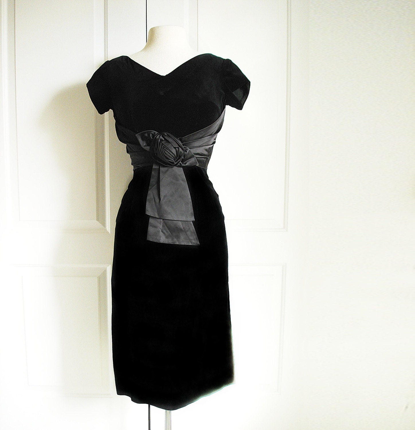 Vintage 50s black wiggle dress/ velvet cocktail dress/ LBD satin rosette/ fitted hourglass party dress/ prom/ x small/ Tailored Junior