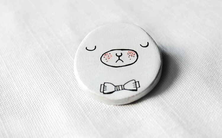 Illustration clay brooch. Brooch, teddy bear with bow tie. Clay and hand painted. - Nokike