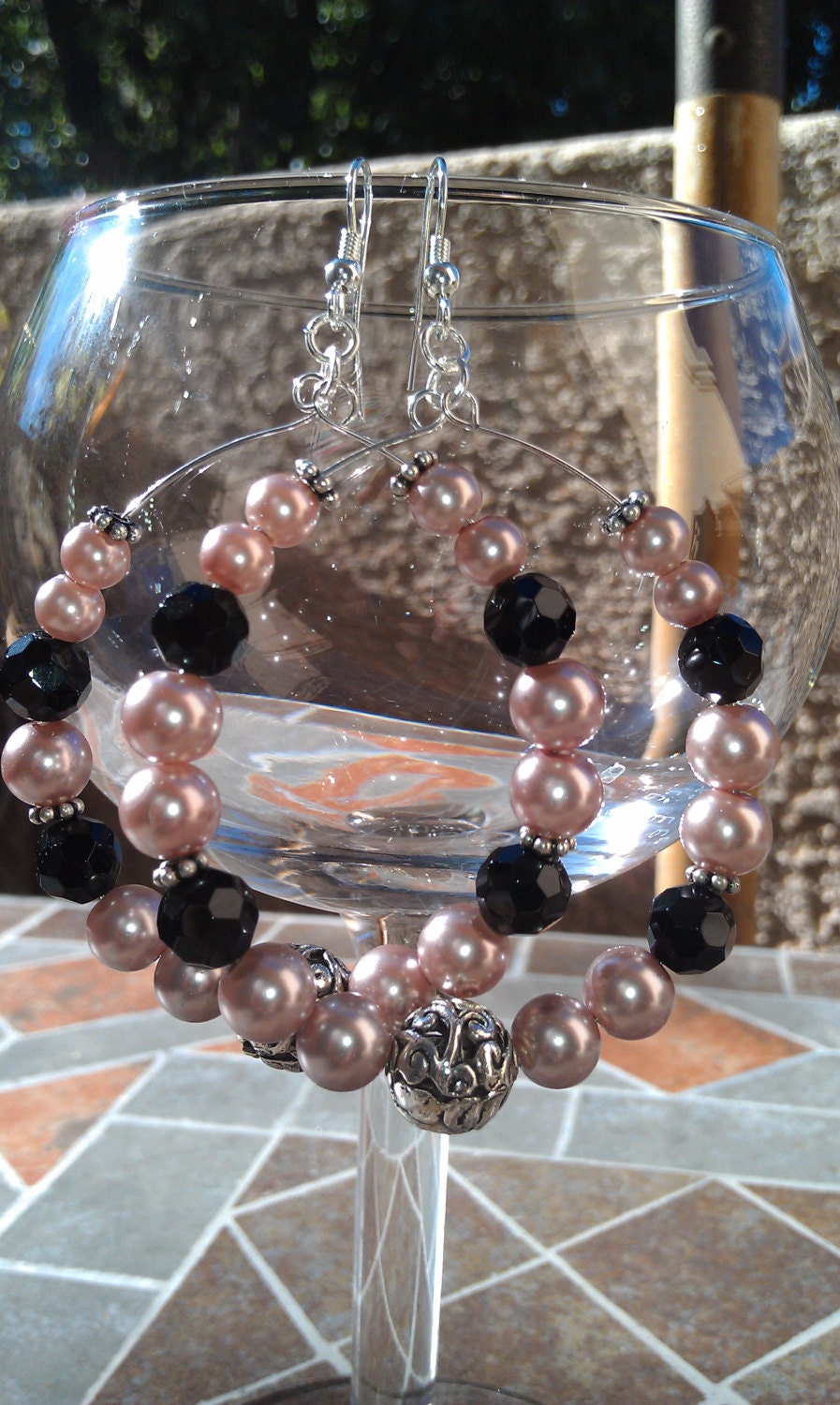 Mauve pearl and black beaded hoop earrings