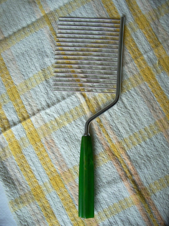 Vintage Bakelite Handled Cake Cutter by Schneider Toledo