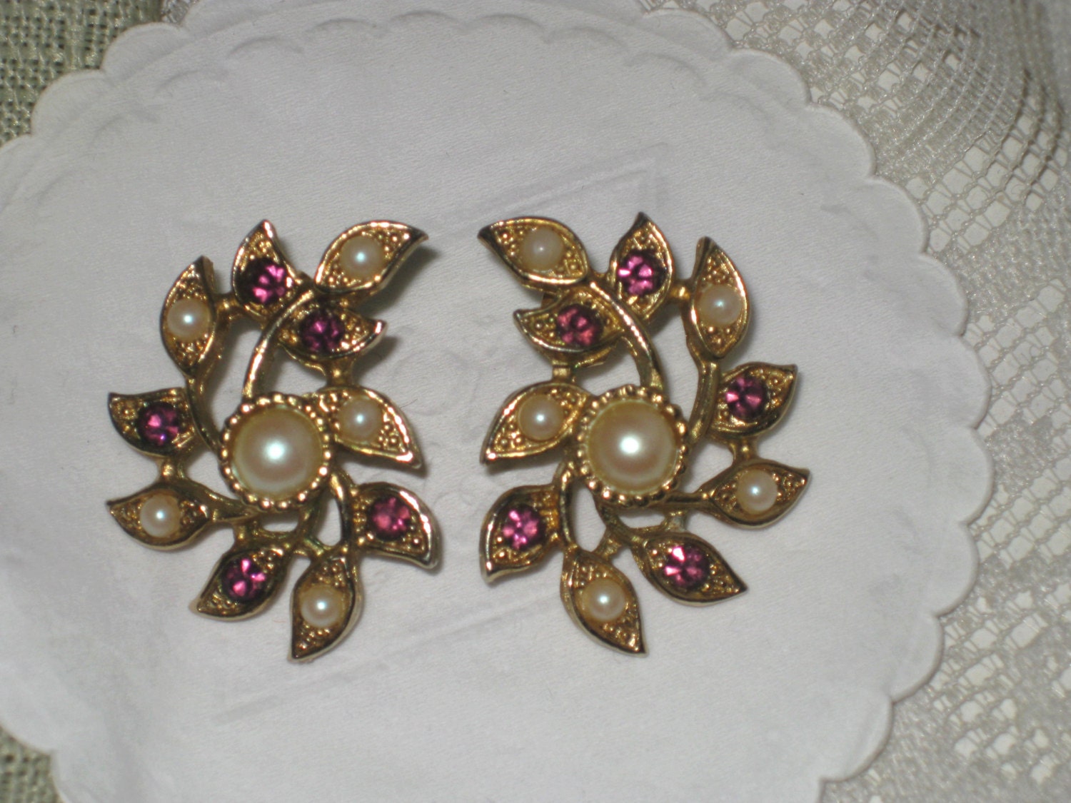 Vintage Sarah Coventry earrings, gold leaves earrings, Pearls earrings, Spring earrings, Rhinestone earrings, leaves earring, gold earrings,