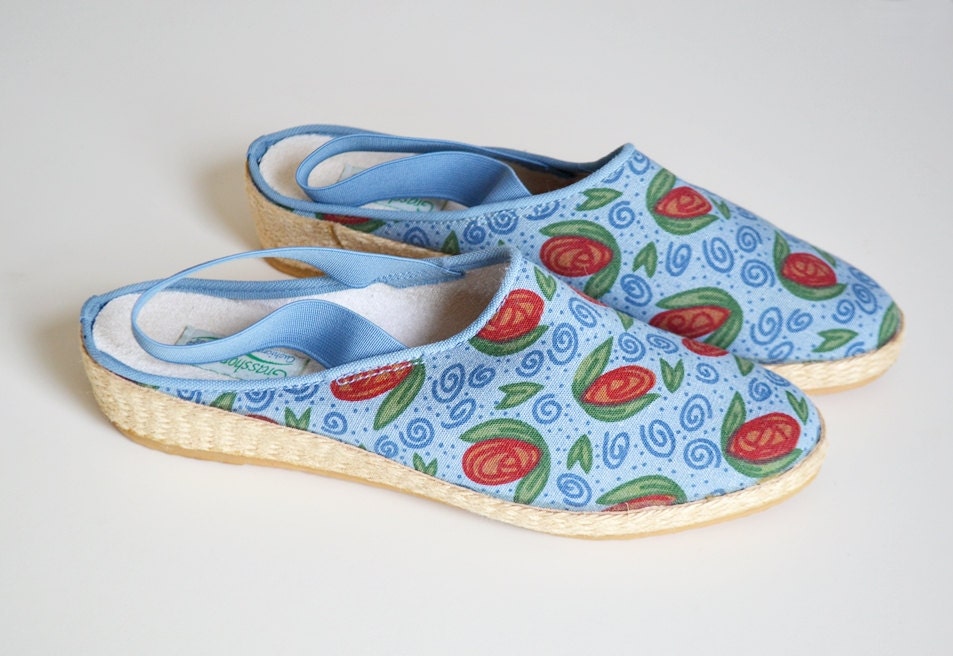 Vtg 80s abstract floral KEDS // floral printed light blue and red CANVAS basket woven STRAW wedge heel sling back flats shoes us size 8.5