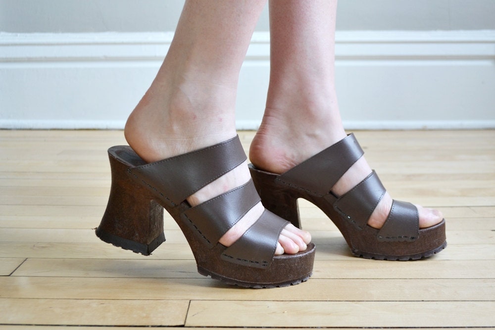 Vtg 90s 70s wooden heel strappy platform sandal // brown leather high heel SPOOL chunky heel hippie boho platform shoes sandals size 9