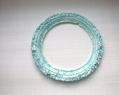 Round frame with blue & white stoneware fine bone china
