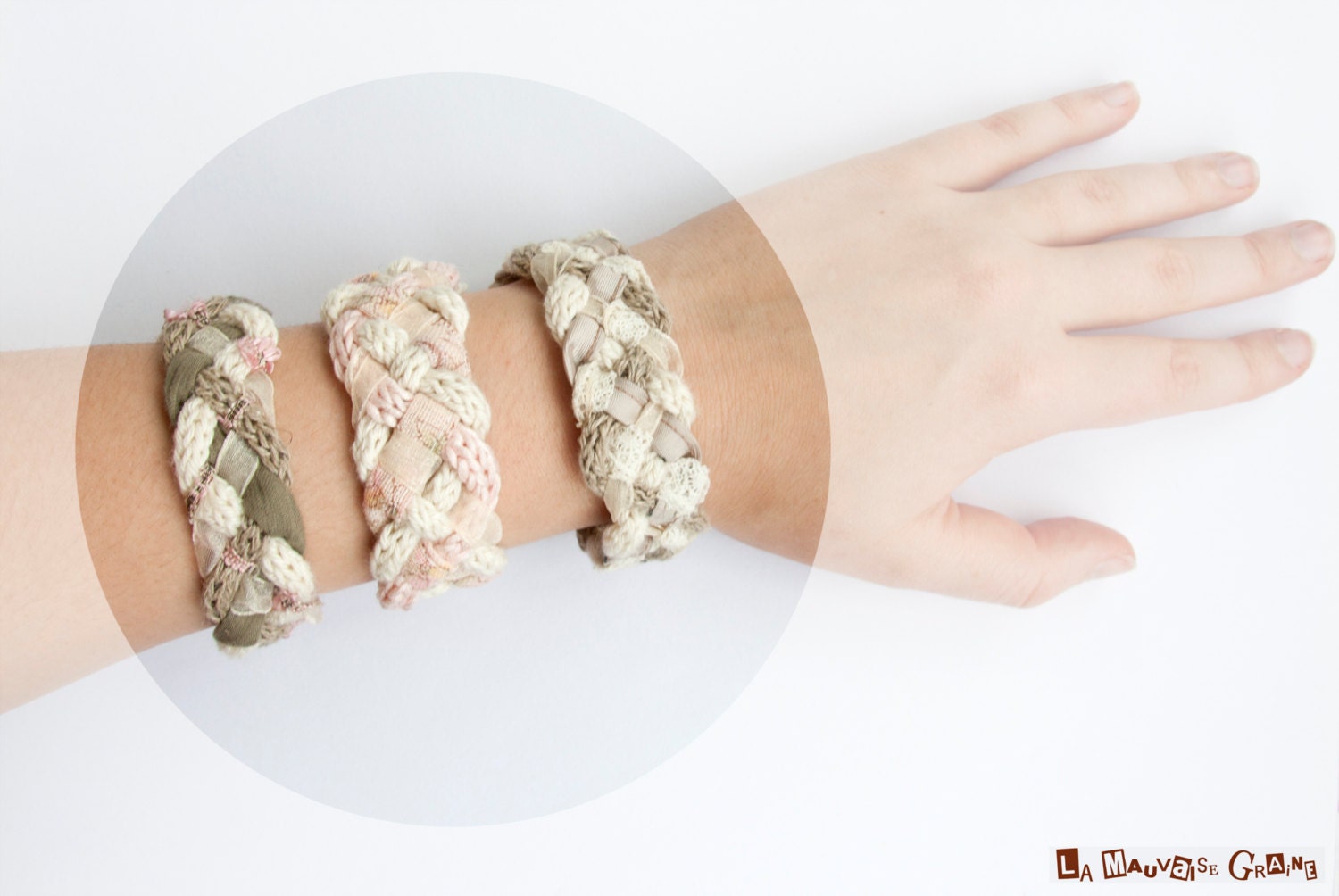 Bracelet de coton, lin, dentelle, ruban et biais tressé avec bouton en bois - "Shabby Chic"