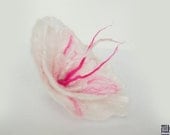 White flower brooch, flower pin, felted flower, white and pink, summer fashion, gift for her, bridesmaid, wedding accessory, ooak