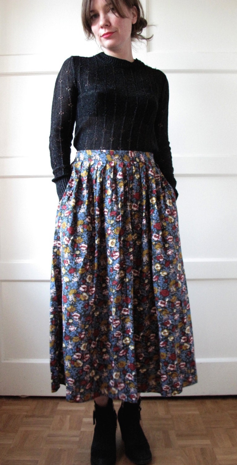 80s  Blue ditsy floral cotton dirndl gypsy skirt with pockets SALE