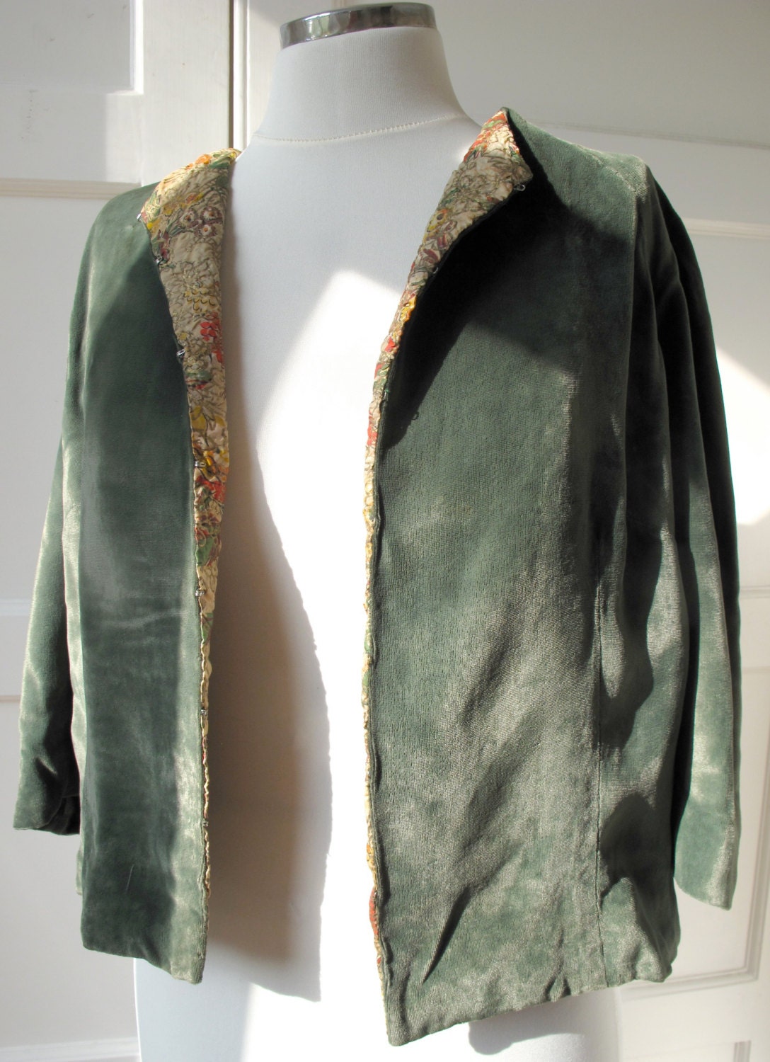 light green silk velvet jacket 30s embroidred lining
