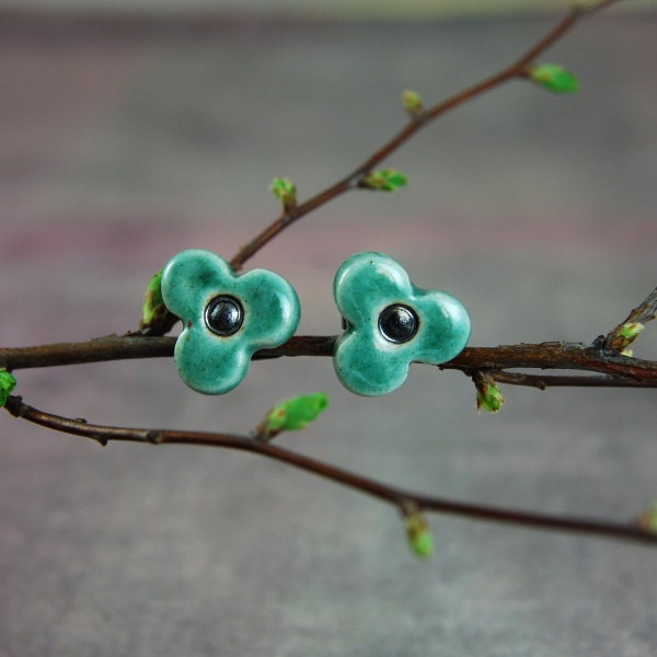 Mini flowers in emerald colour- ceramic stud, post, earrings, mini ,surgical steel,flower,spring,green