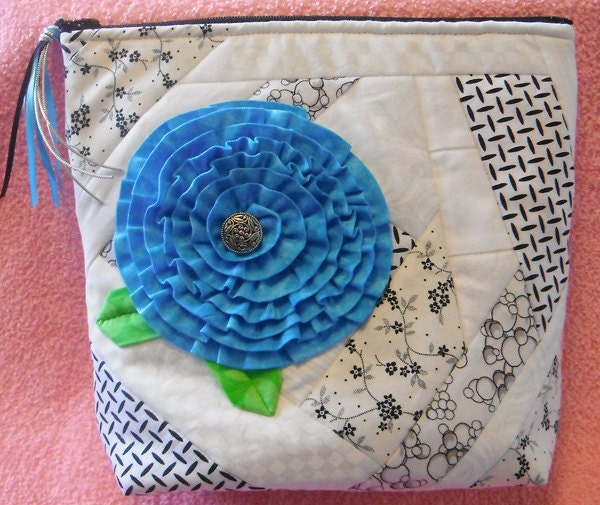 Quilted  Designer Makeup Bag, Zippered Bag, Waterproof Makeup Bag, Free Soap, Amazine texture and details