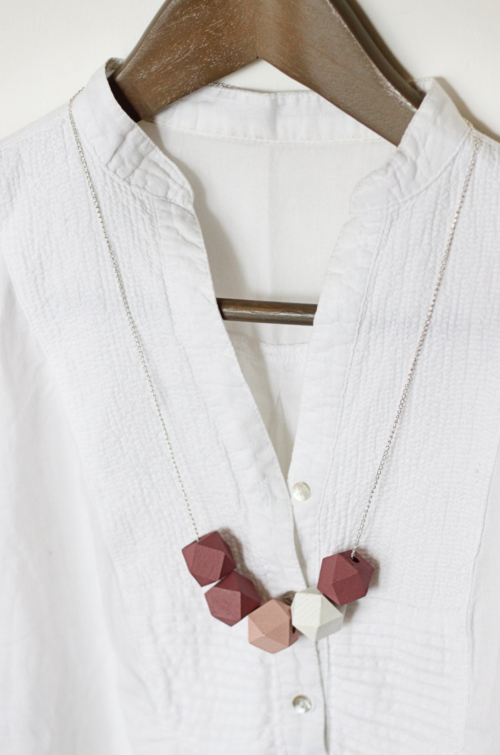 Geometric elements: minimalist necklace in dusty pink, white and dark raspberry/ wooden necklace/ ombre necklace/ color block