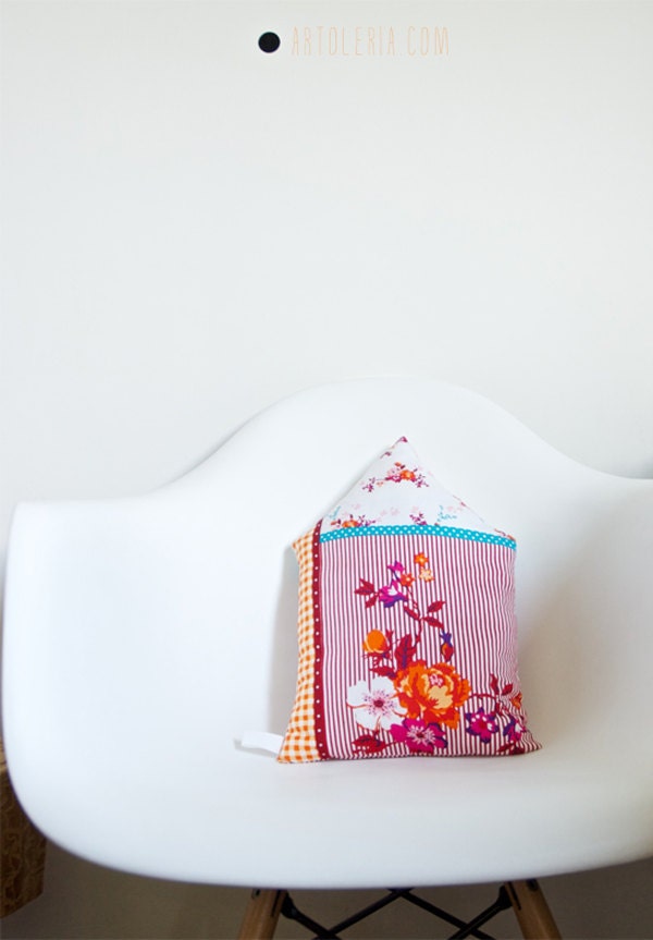 Decorative Cushion house shape in fabric cotton