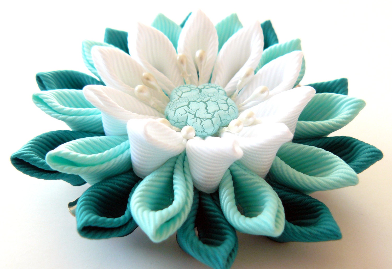 Kanzashi tissu Fleur pince à cheveux, blanc et menthe.