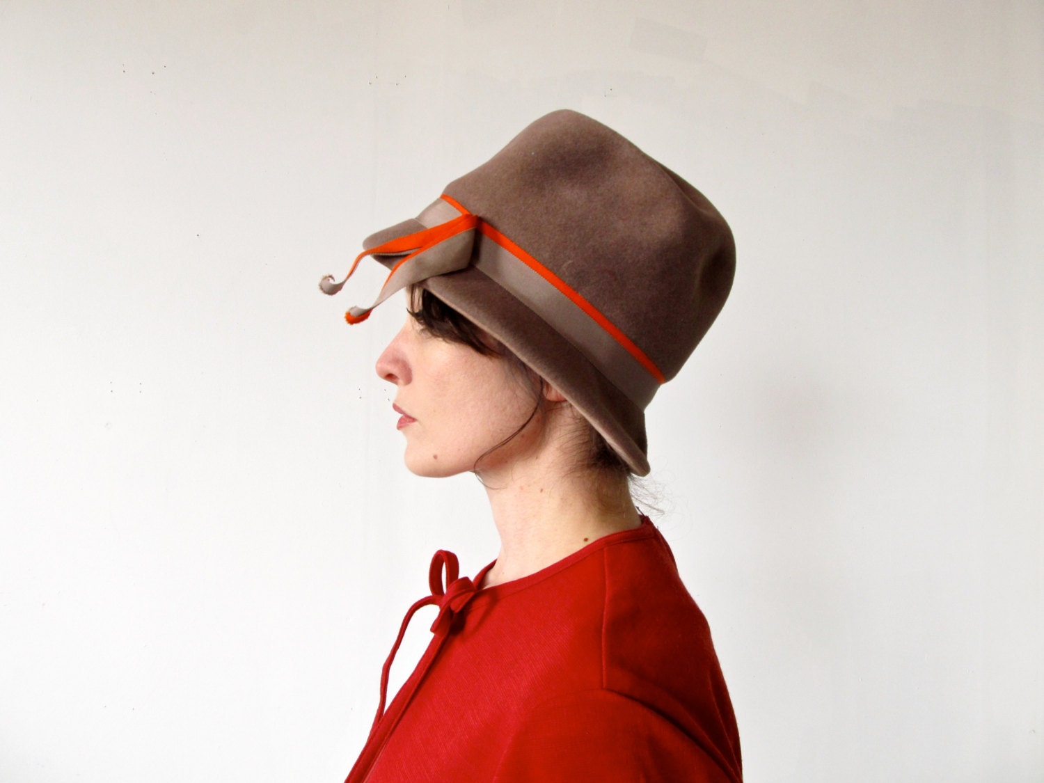 Vintage 40s Hat .  Hot Chocolate Brown Felted Wool Cloche Hat with Orange Ribbon - GinnyandHarriot