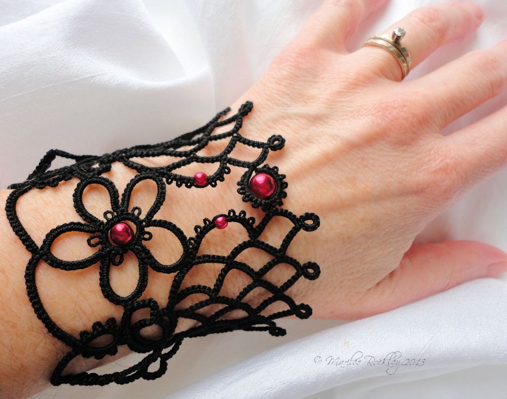 Tatted lace cuff bracelet "Fairest" black with red
