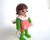 figurine brooch little girl with pink and green dress playmobil