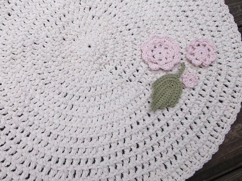 Off White Crochet Round Cotton Rug With Soft Pink Irish Roses and Leaf 28" with Rug Pad