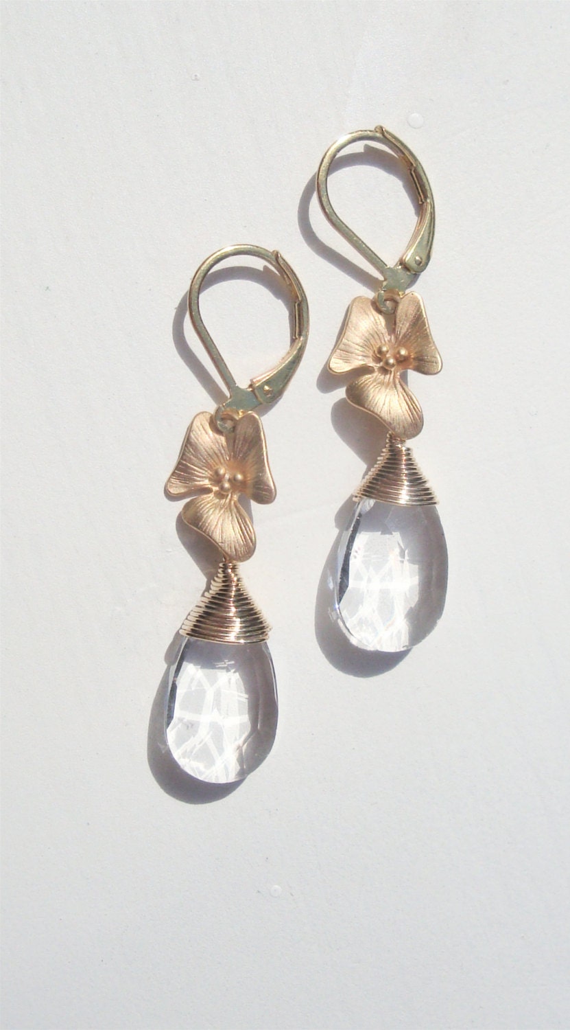 A clear and sparkly quartz briolette earring