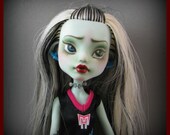 Monster High Frankie Stein Cheerleader Repaint Face-up