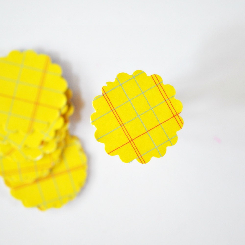 15 Sunshine Yellow Ledger Scalloped Circle Stickers Seals