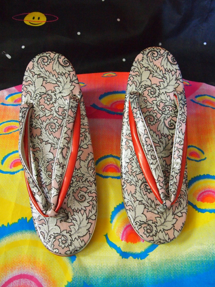 GEISHA // Vintage 70s Japanese Silver and Orange Floral Geta Platform Sandals, Womens 5