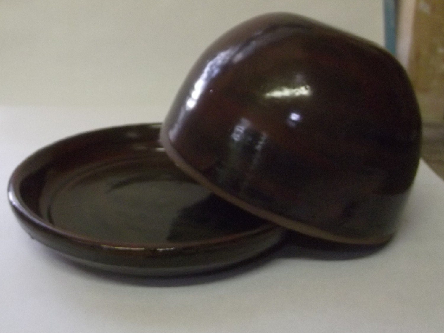 Red-brown butter dish