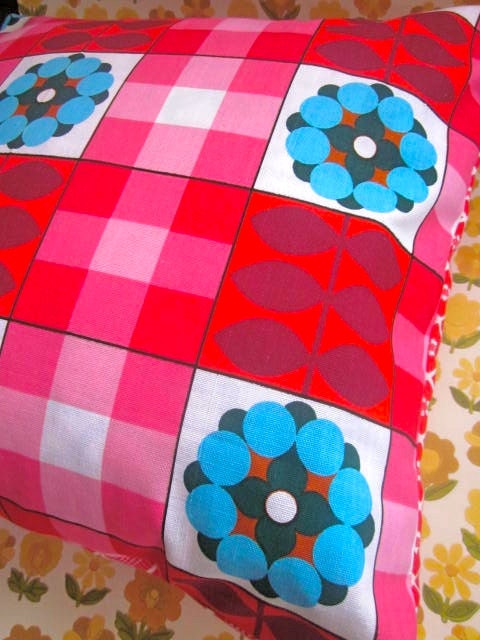 Pomme de Jour Vintage Fabric Cushion Cover - 1970s Blue Stem Flower On Pinks Fabric