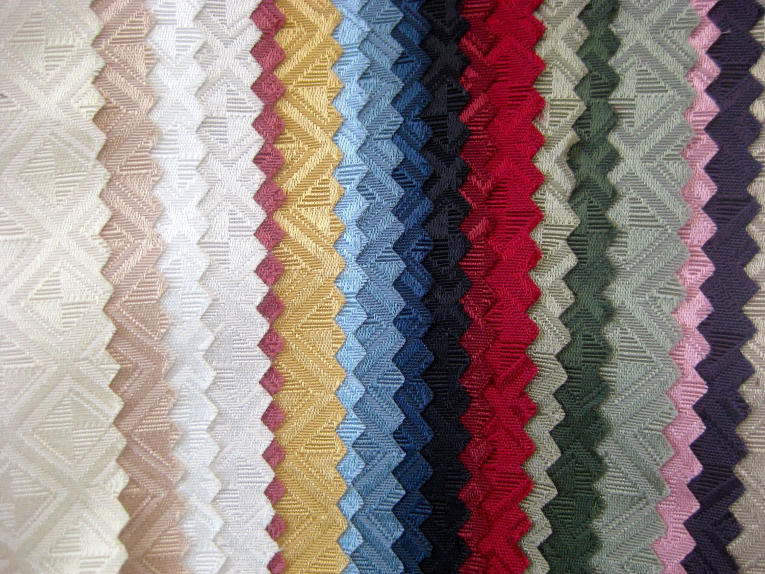 8 x 8 inch   fabric   sampler  16 pieces rainbow of colors roll of fabric jr18