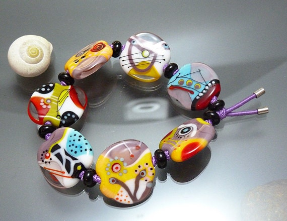 Melanie Moertel Lampwork Beads - Elastic bracelet with 7 handmade glass beads in purple, yellow, red and turquoise