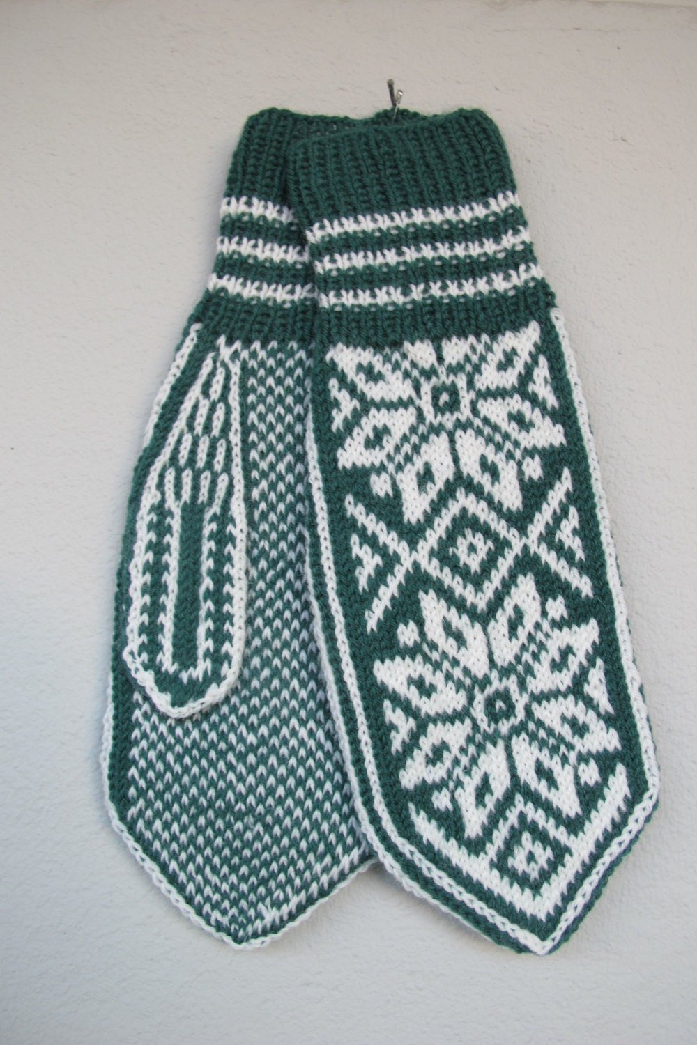 Norwegian handknitted mittens for men in green and off white