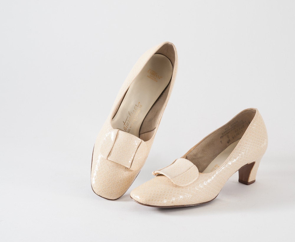 1960's Ivory Patent Leather Snakeskin Shoes - White 60's Pumps