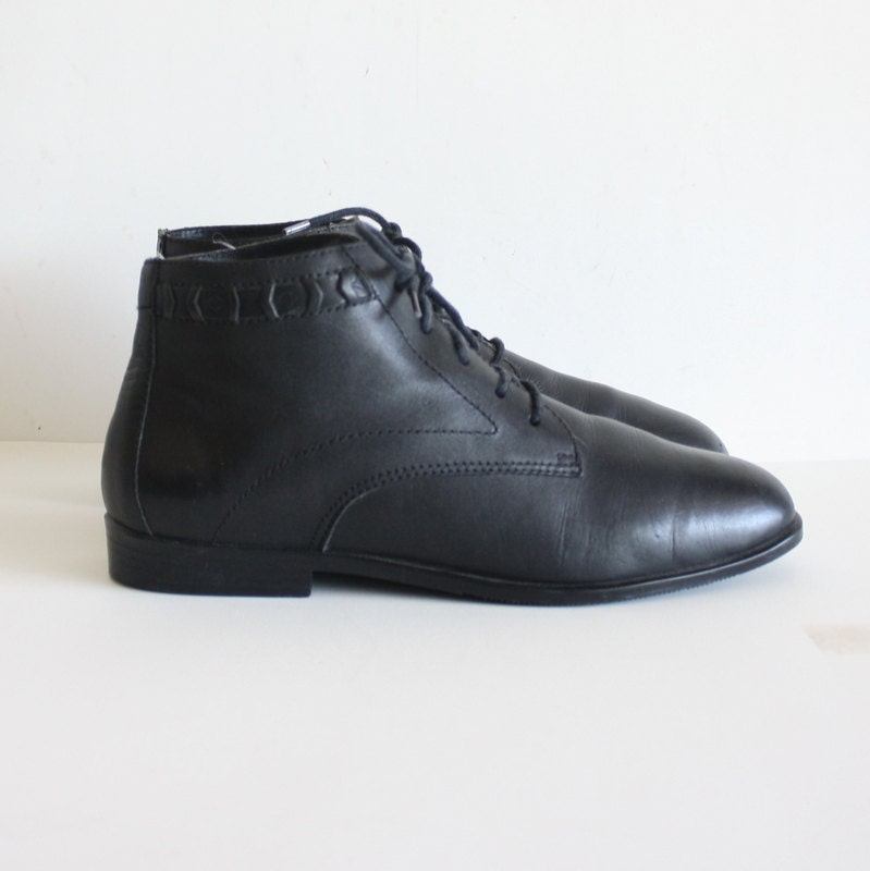 size 7.5 black lace up ankle boot