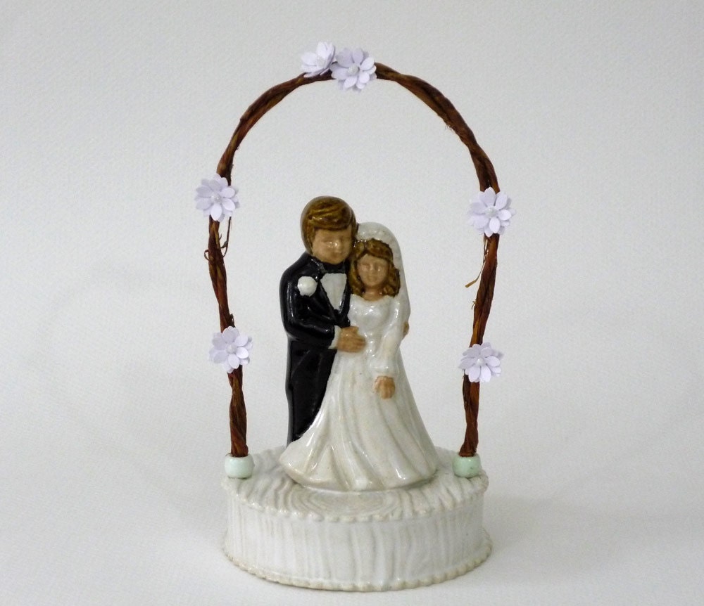 Classic Vintage-styled Ceramic Wedding Cake Topper with Arch