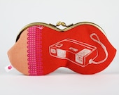 Peanut - Retro cameras on red - eyeglasses metal frame purse