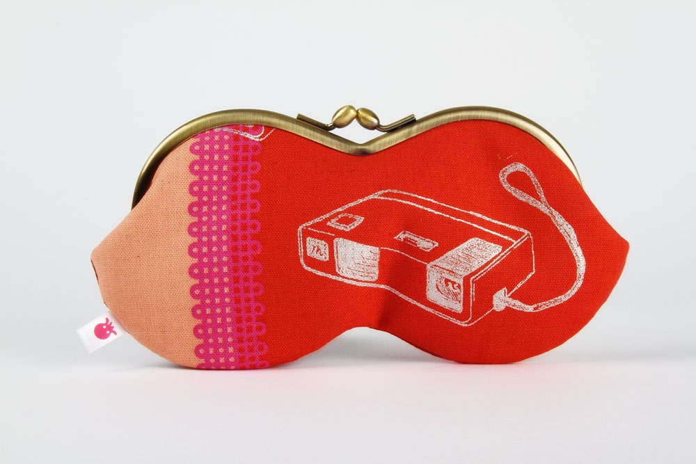 Peanut - Retro cameras on red - eyeglasses metal frame purse