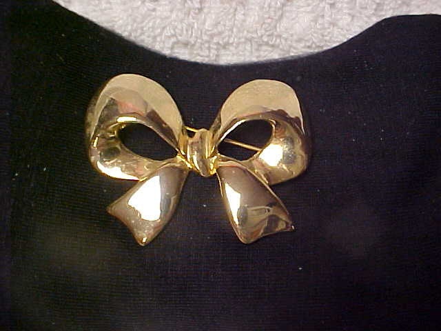 Vintage signed AA1 gold bow brooch-pin- 1 1/4 inches high