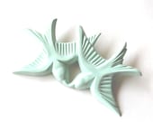 Brooch resin mint green pair of kissing swallow birds flying - Bunnys