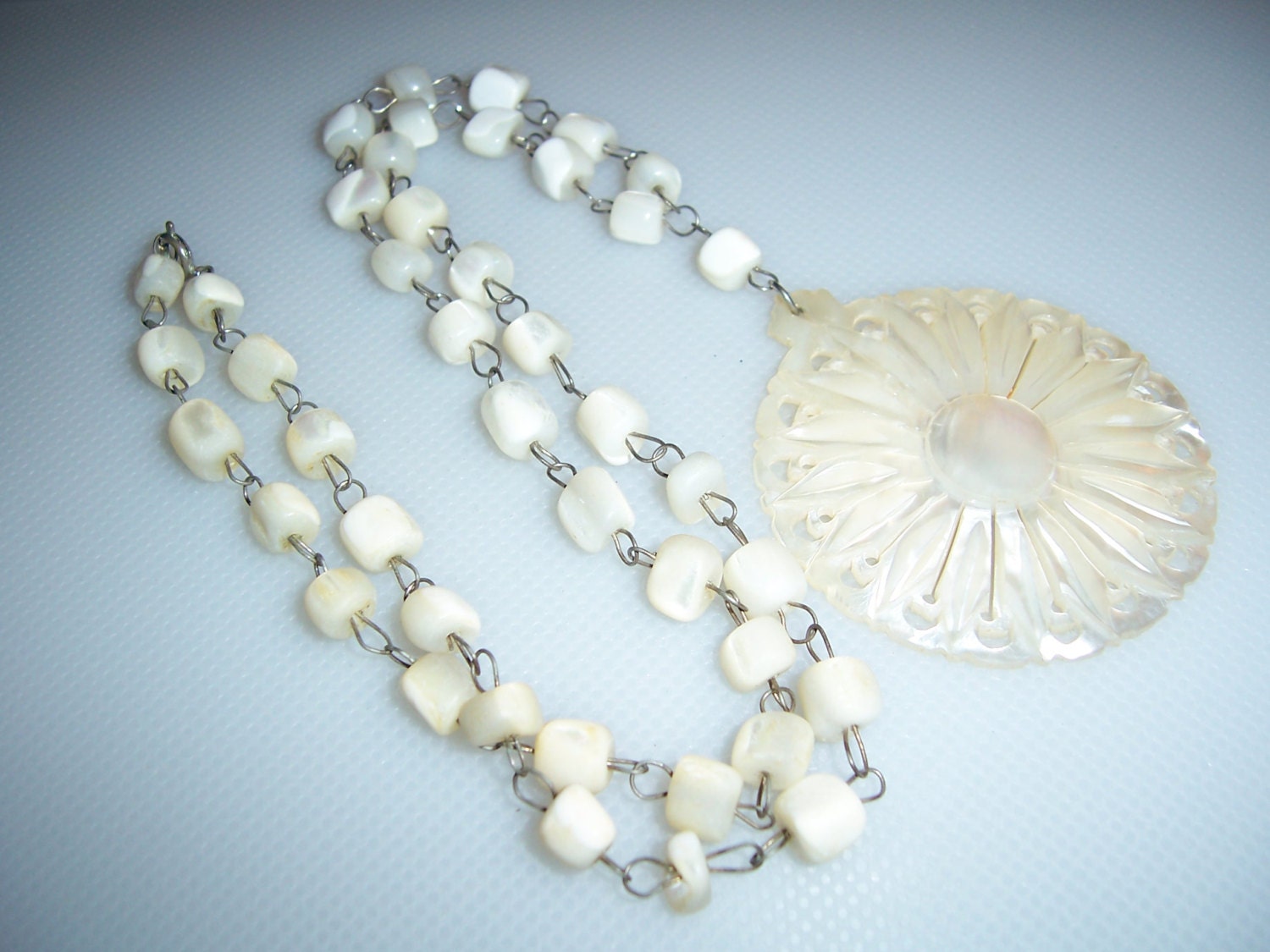 Vintage MOP Mother Of Pearl Shell Disc Necklace