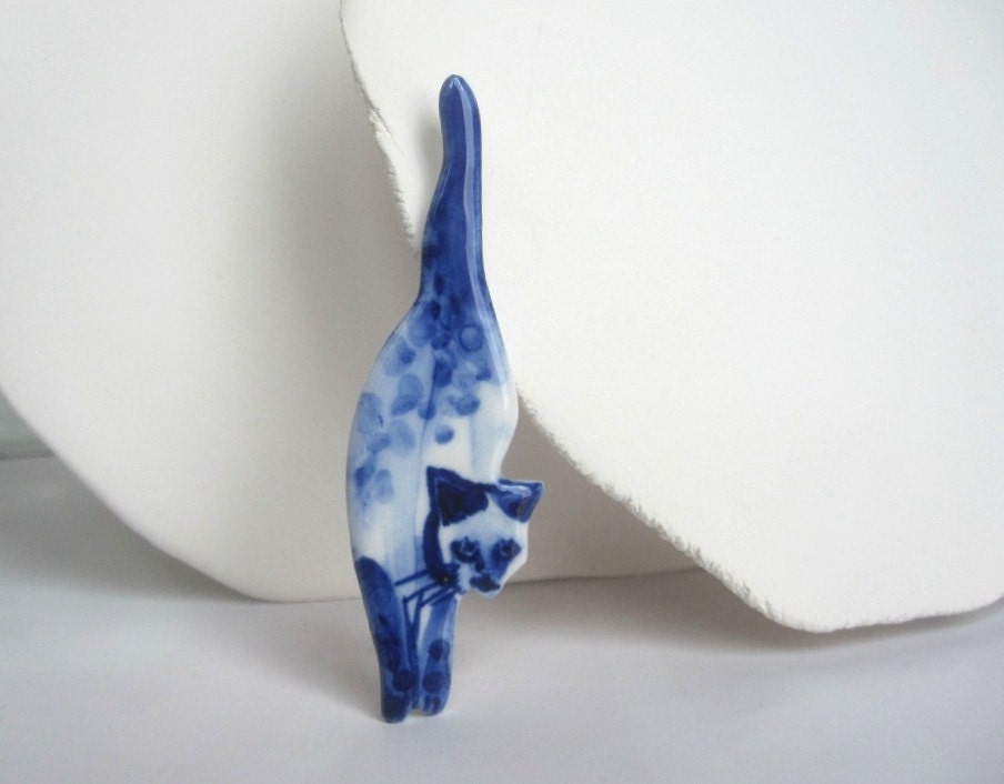 Cat - Blue and white porcelain Brooch - Hand made and hand painted Dutch Delftware