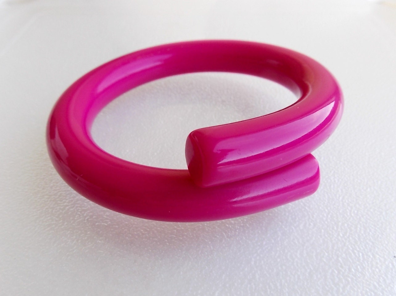 Hot pink Lucite Bracelet bypass style, tubular toi et moi