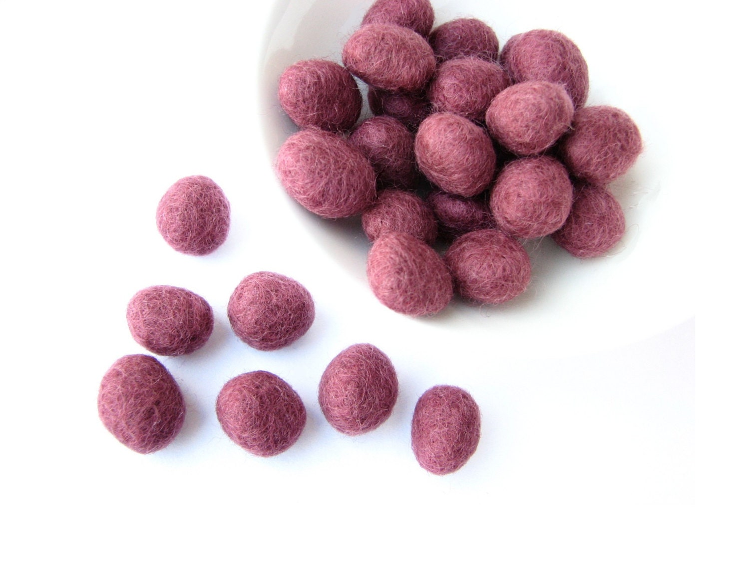 Mix of 30 dark puce felted wool rondelle beads. Perfect for decoration or jewelry