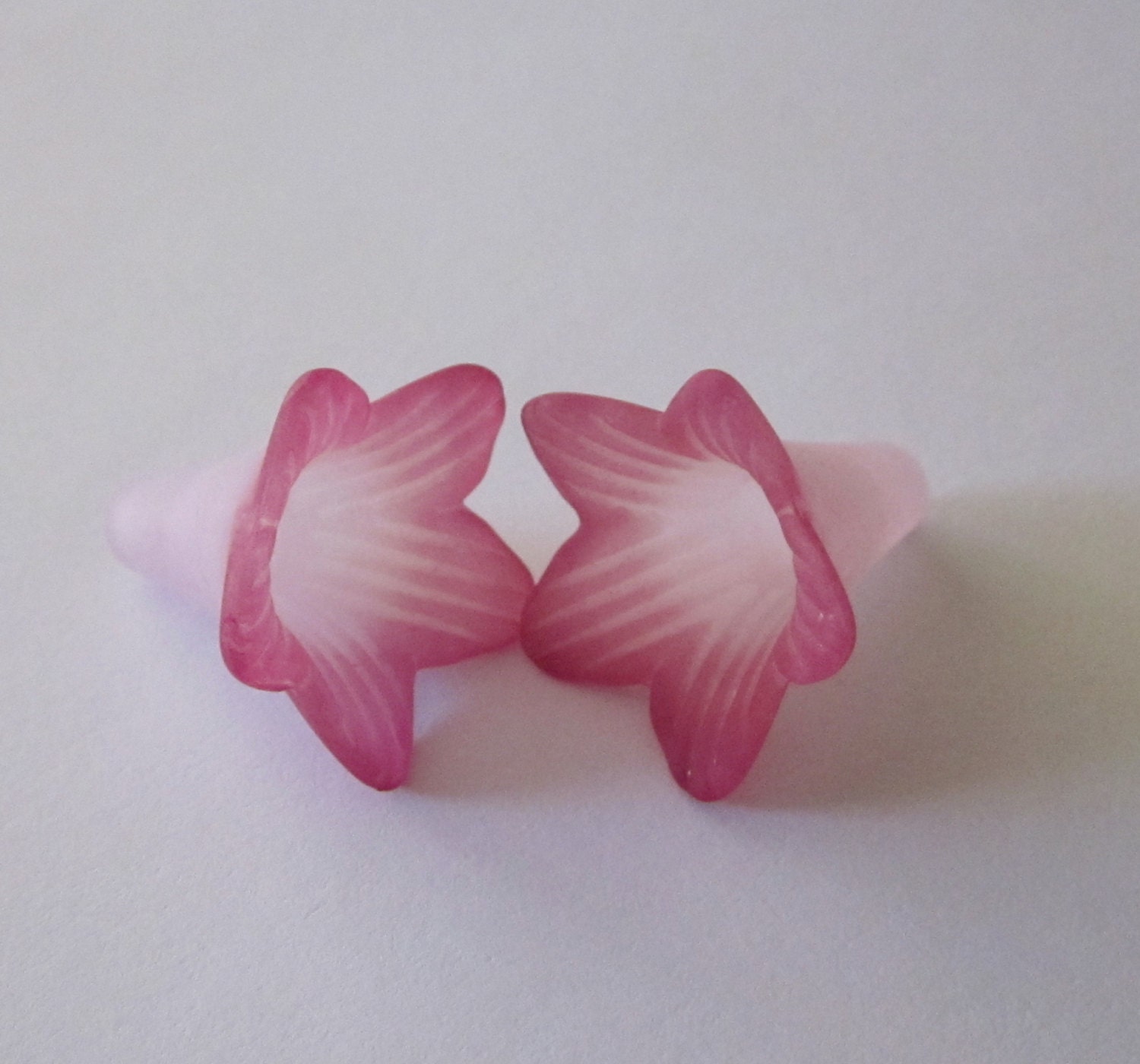 TwoTone Trumpet Flower Berry Rose Hand Dyed 22mm (2)