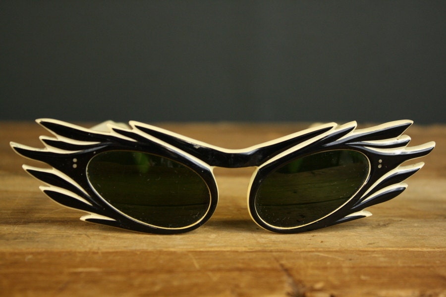 Cat Eye Sunglasses / Killer 50s Sunglasses with Green Lens