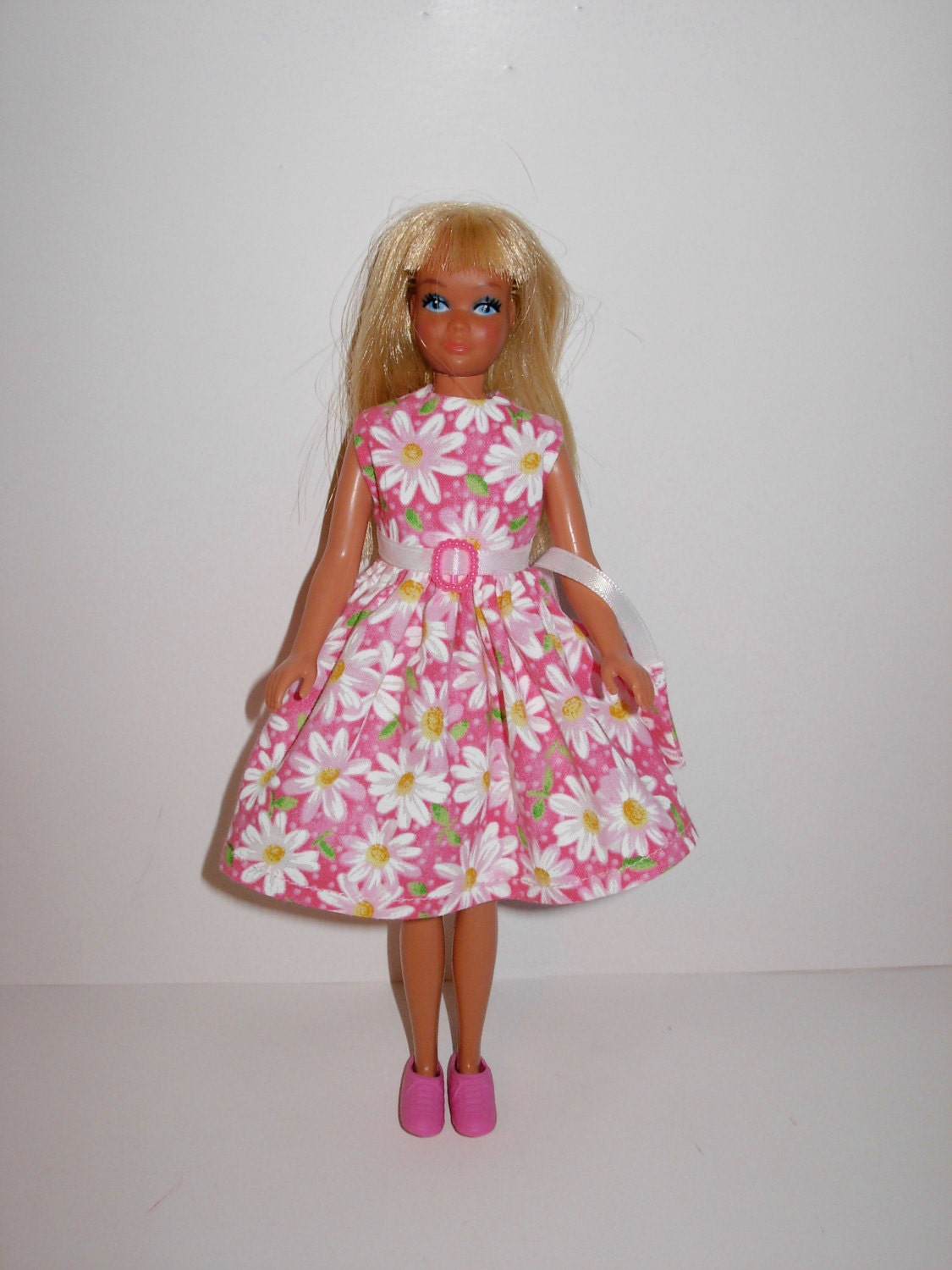 Cute daisy dress for barbies' sister skipper ( vintage & modern dolls )