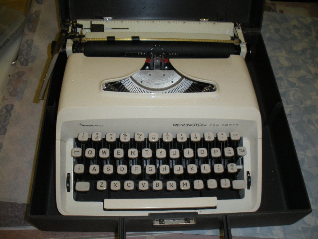 Vintage Portable Manual TYPEWRITER Remington Ten Forty, Cream color, with case