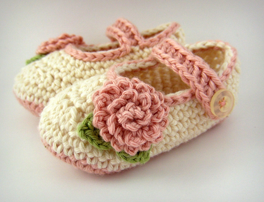 Pink and Cream Baby MaryJanes with Flowers, crochet baby shoes